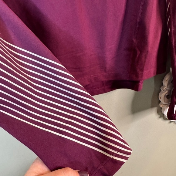 Nike DriFit 1/4 Zip Running Top Reflective Burgundy Mauve Thumb hole Small - Picture 3 of 8